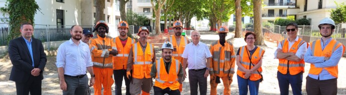 Pose symbolique des premiers pavés du Mail Françoise Allain à Colombes